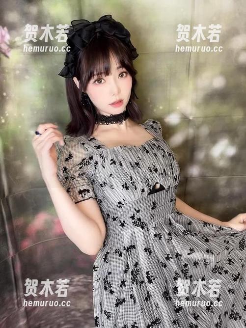 ElyEE子在线，美图疯传，兔耳白礼服让人忍不住想问：谁拿着胡萝卜？