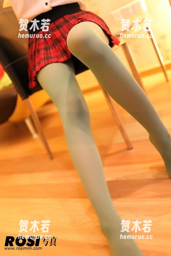 ROSI泳装写真，光影交错中多了一些不言而喻的暧昧