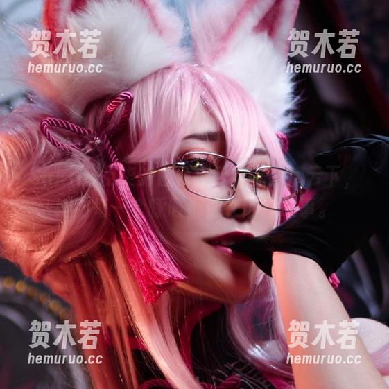 Sakiiii翎柒的白色流云作品：流云下，她的每一个呼吸都像在诉说故事。