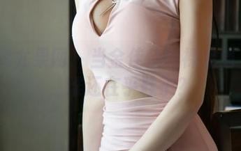 UGirls尤果网 - 当金佳佳的裸足遇上福利，谁还在乎鞋子？
