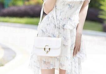XIAOYU语画界 - Cris_卓娅祺的白衬衫，不止是美图，更是下载后的心动时刻！