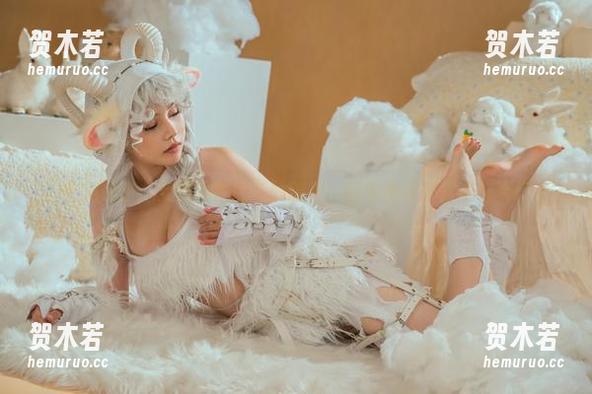 七月喵子：女仆私拍的奇妙旅程，图包里藏着俏皮与梦幻