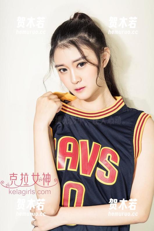 克拉女神 - 小西的婚纱私拍图集，沉浸在她的每一缕光影中，让人心动。