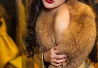 头条女神 - 看娜依灵儿在白衬衫里在线写真，真是让人倍感羞涩啊！