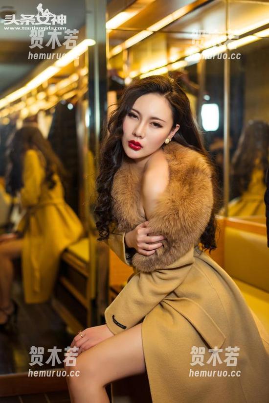 头条女神 - 看娜依灵儿在白衬衫里在线写真，真是让人倍感羞涩啊！