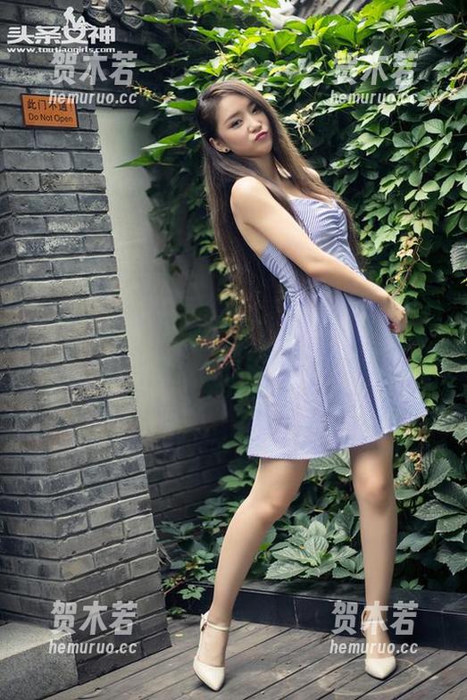 头条女神 - 连衣裙里的草莓酱：别让它滴到地上哦，万一变成草莓泥呢？