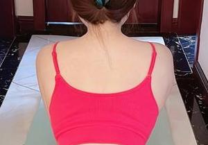 微密圈 - 自由泳别人玩的是水。奶宝妹纸的泳池写真却是免费得到的艺术！
