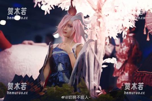 福利图包揭秘：奶狮不咬人与雨师的缠绵瞬间