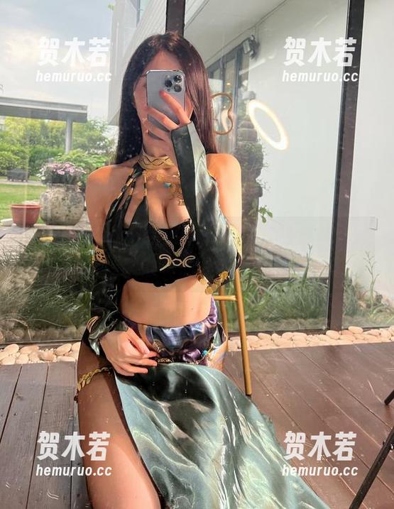 微密圈 - 你不敢相信，最新写真集里的小玉吃果冻肌肤真的是牛奶般的光滑！