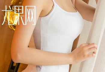 尤果网 - 在皮衣的包围下，研依的原图和图册让人心跳加速