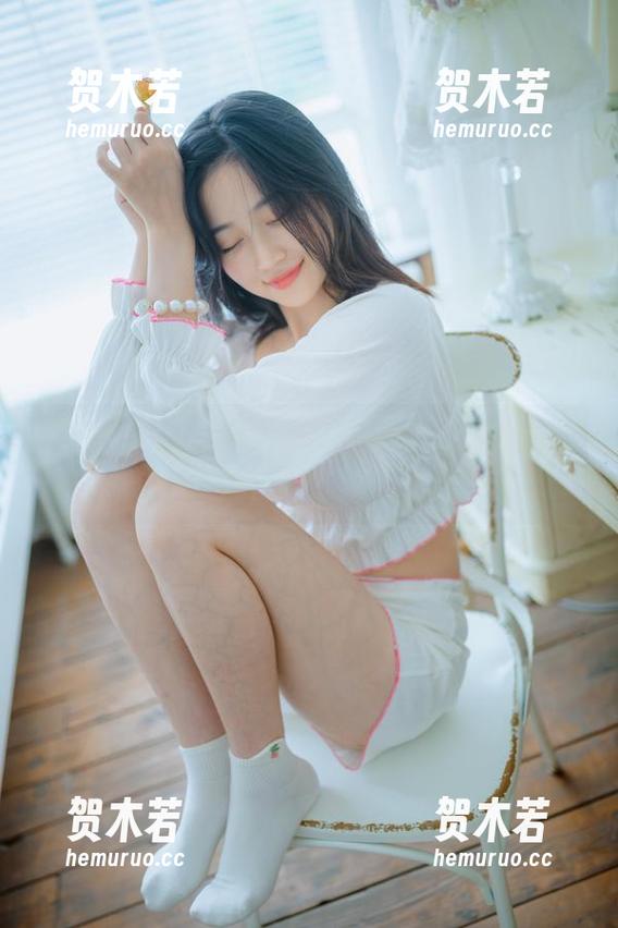 年年Nnian写真：当美足遇上吸引力，心跳加速的瞬间