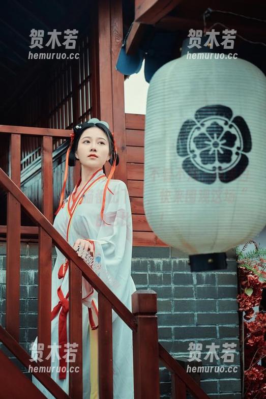年年Nnian白裙图集：不看不知，原来白裙也能把小猫都比下去，快来围观这场“白色比拼”！