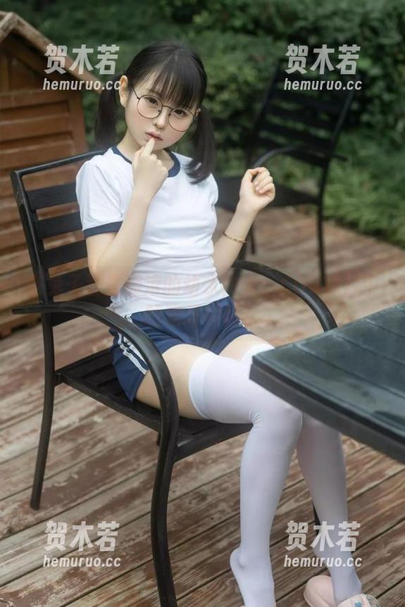 在兔子洞里翻滚的幼水铃衣：COS照片中的欢乐瞬间！