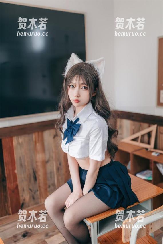 图册里的工作间隙：杏仁曲奇的秘书写真，谁说不能美丽？