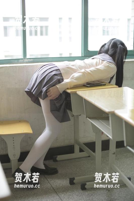 森萝财团 - 本季小青最新图集：高叉短肉丝，把风情拉到极致！