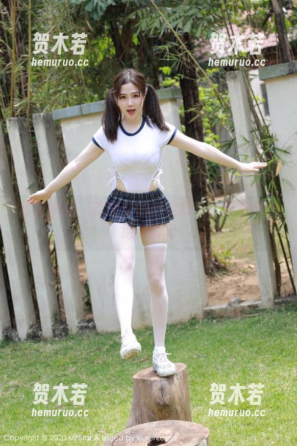 模范学院 - 南晓梦的脚尖舞动：图集里的绝美瞬间