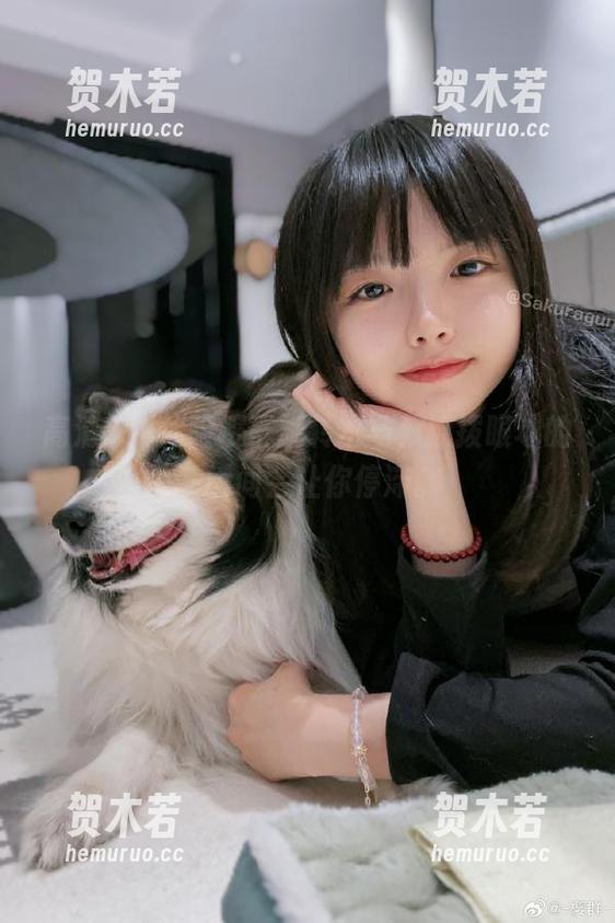 高清cos体验樱群旋转木马，撩拨眼球的一瞬间会让你停滞。