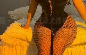 微密圈 - 洁己u的写真大揭秘，蓝天下的美少妇，美图壁纸来一波！