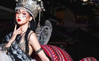 瓦斯塔亚小龙虾发来贺电：腥红之月-伊芙琳的作品集下载，来瞧瞧这“海鲜”的另一面！
