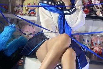 白栎Shirly的毛衣写真：无圣光，光线下的真实感