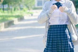 神乐坂真冬的无圣光写真，吊带让人联想到的不只有温度，还有距离…