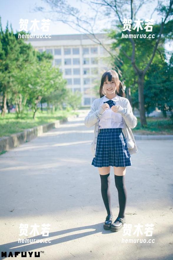 神乐坂真冬的无圣光写真，吊带让人联想到的不只有温度，还有距离…