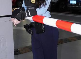 秀人网 - 奶酥举起可爱的写真牌：少女心满分！