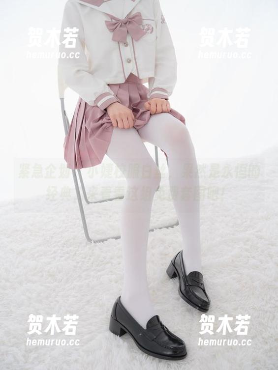 紧急企划 - 小婕校服白丝，果然是永恒的经典，来看看这组免费套图吧！