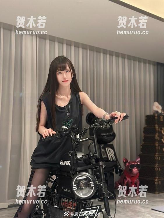 图库里的秘密：下载腐团儿Ikaros的霞之丘诗羽，让你的小心脏碰碰跳！