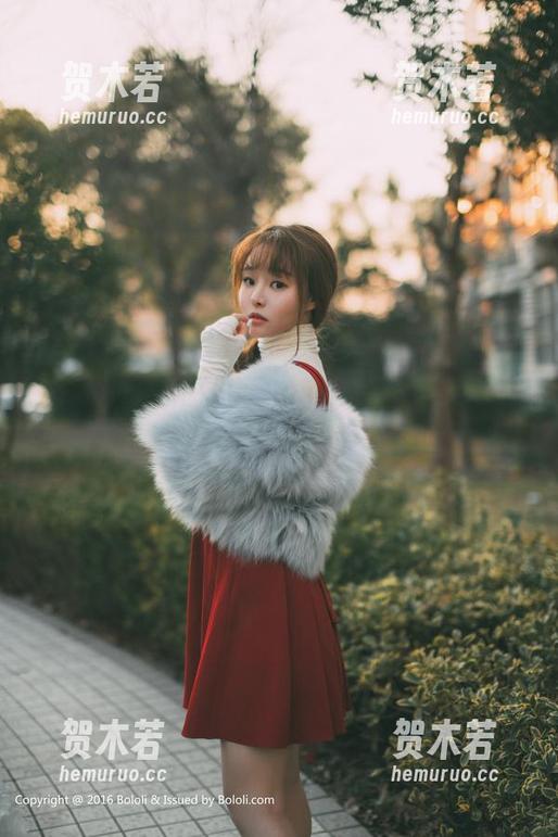 菠萝社-Suki朱忆音 菠萝社 - 原图见证Suki朱忆音与奶牛的亲密互动,合集里有你意想不到的乐趣!