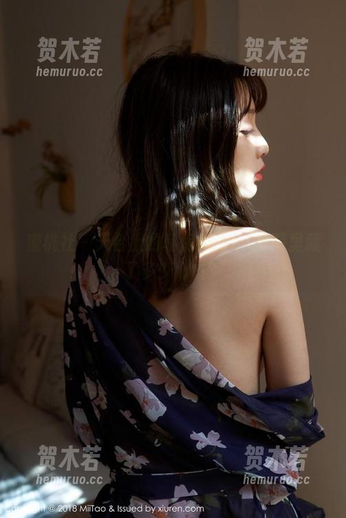 蜜桃社-Suki 蜜桃社 - 天台上的私房Suki,原图里藏了多少心机?