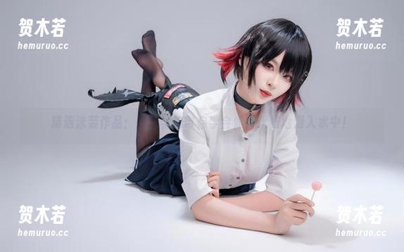 精选泳装作品：轩萧学姐带你学会如何优雅地滑入水中！