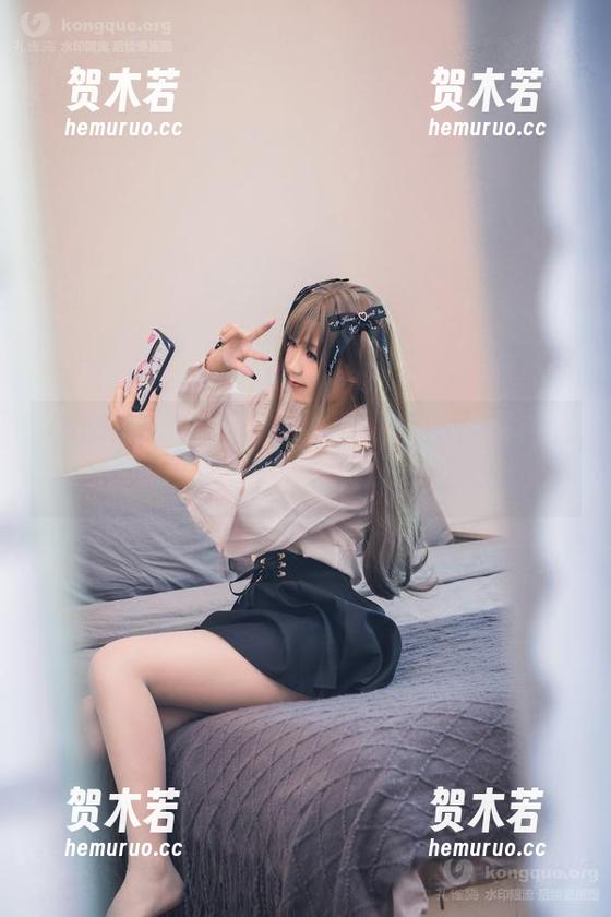 在线探秘：里见年一白色睡衣图集，视觉与心跳同频共振