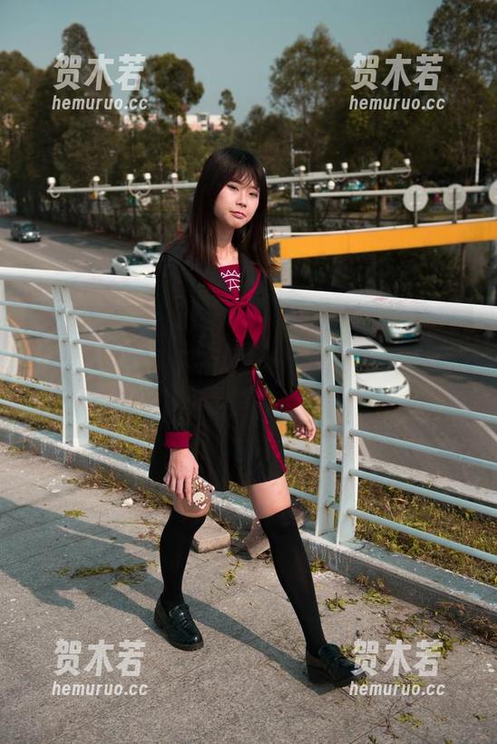 魔镜街拍 - 别让白色吊带连衣裙一个人美！下载婷婷黑丝美腿写真，享受二次元对称！
