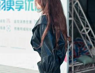 魔镜街拍 - 来看看艾小青的高清图册，超短裙肉丝网红的魅力完全不怕晒！