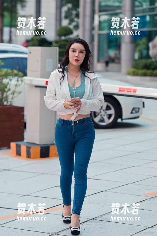 暗藏性感！魔镜街拍在线发布牛仔热裤美女图片，快来围观吧