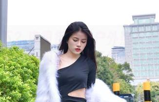 分享一下？魔镜街拍的户外热裤凉高美女图包，带你遇见这个夏天地板最靓的仔！