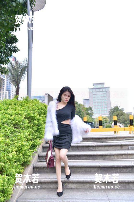 分享一下？魔镜街拍的户外热裤凉高美女图包，带你遇见这个夏天地板最靓的仔！