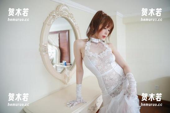 鹿野希的红发白网袜cos：图片里藏着的羞涩与魅惑！